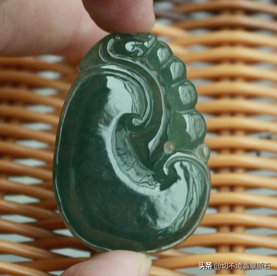 油青翡翠属于高档吗,油青翡翠毛料值钱吗