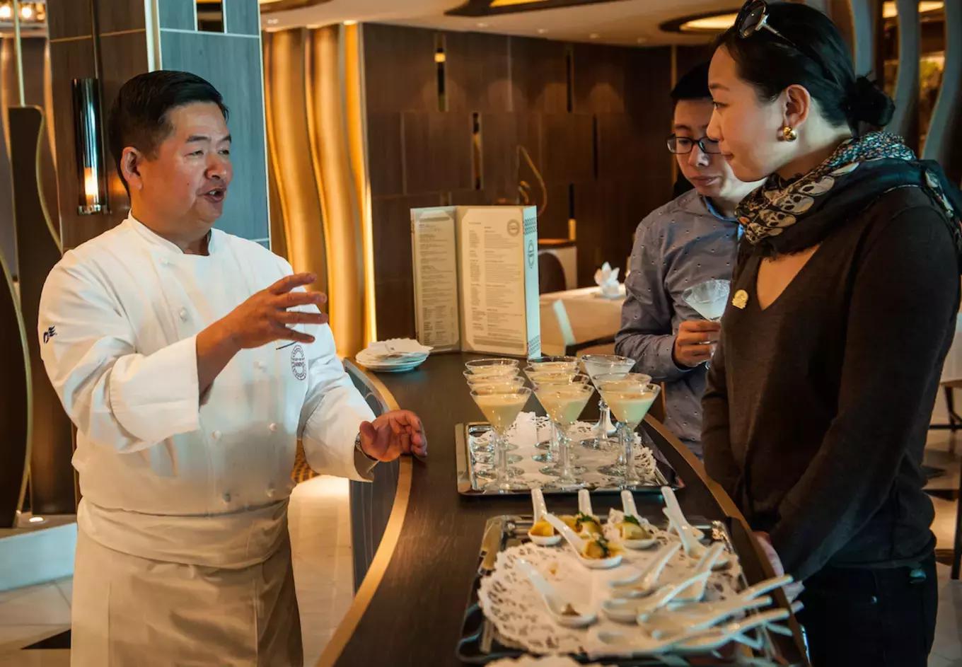 环球蜜月的小两口，免费上了一座价值8亿欧元的邮轮