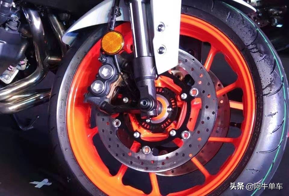 雅马哈mt09暴力驾驶大片,西装暴徒雅马哈mt09