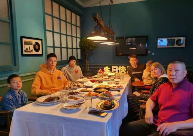 中俄混血男孩颜值爆表12岁,吉林混血小将全家福