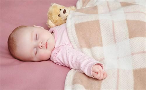 宝宝喜欢歪脖睡觉，是因为习惯还是生病，妈妈应该尽早做好判断