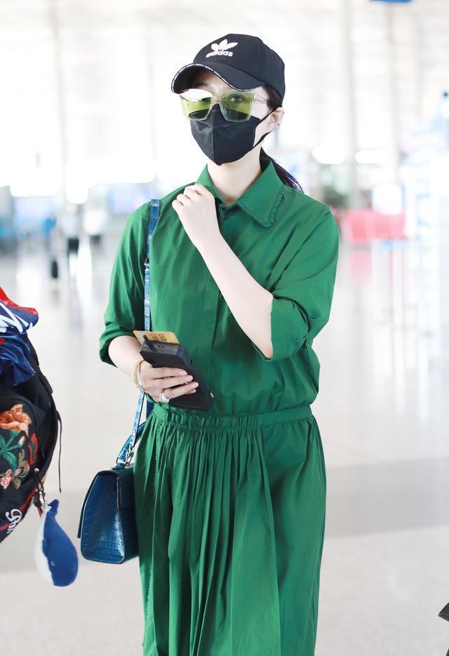 范冰冰身形圆润胖成球,范冰冰风头正势穿西装霸气走机场