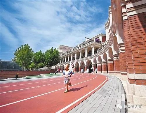 天津民园体育场拍摄地点,站在观众席上