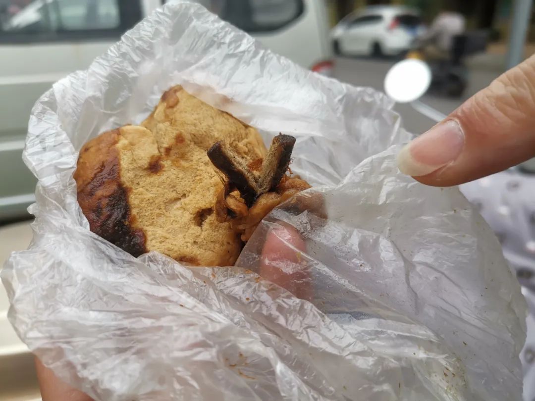 “太恶心了！”泉州一市民投诉“蒸味美”包子店：红糖馒头里吃出烟头！
