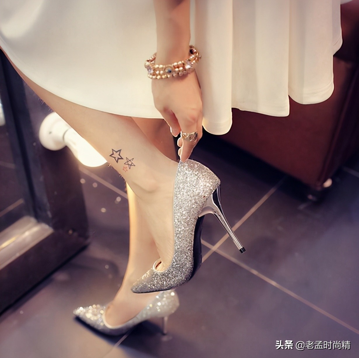 选来选去还是原来的好看,女生怎么穿高跟鞋才迷人