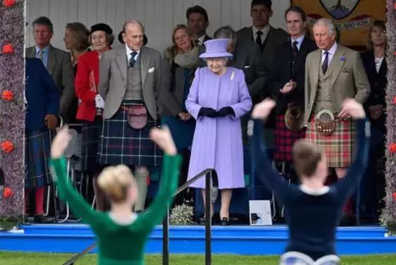 女王带小黑包旅行,女王随身包