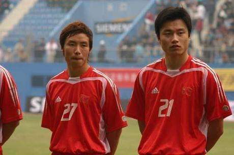 足球记者评前国脚退役,争议言论引发球迷愤怒,天才陨落引人怜惜