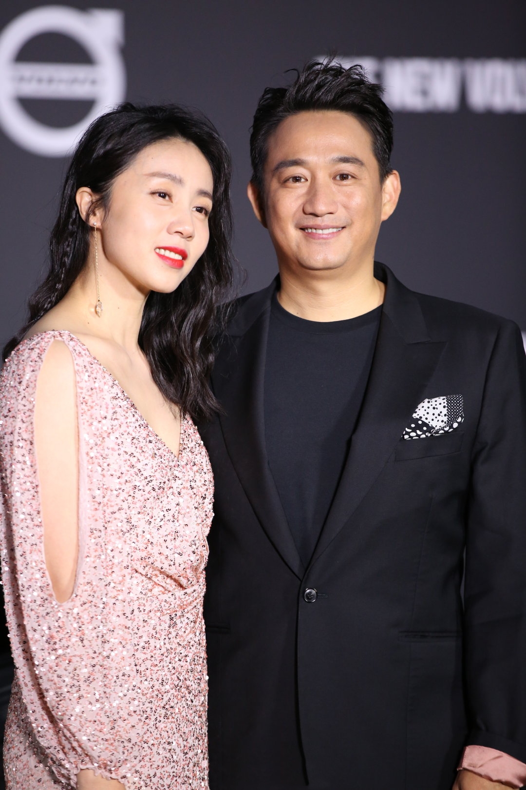 吉娜穿吊带礼服弹钢琴,吉娜一袭复古白色蕾丝裙笑颜甜美