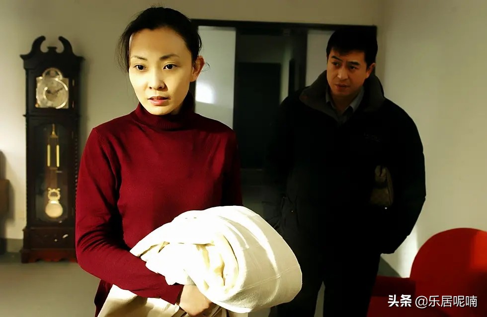 镜头中的左右、香烟、出租房、红色:电影《左右》意象分析