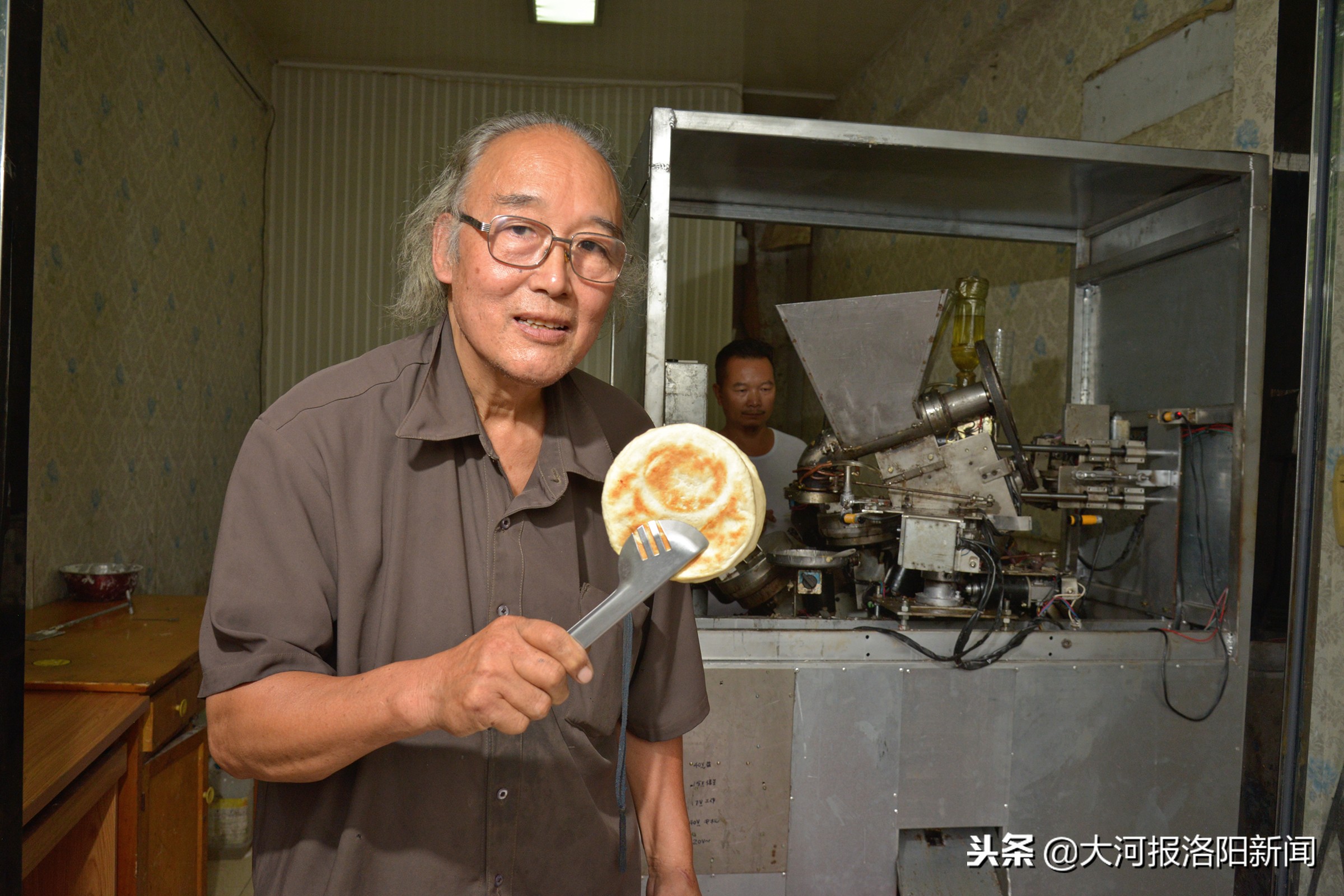 56岁大爷发明烧饼机器人,发明一台机器一天能做过亿张烧饼