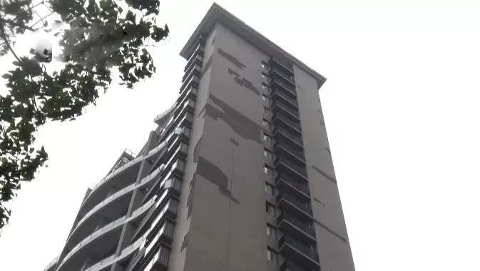 「十堰」在十堰一家小区拍下，这样的外墙第一次见，太牛了