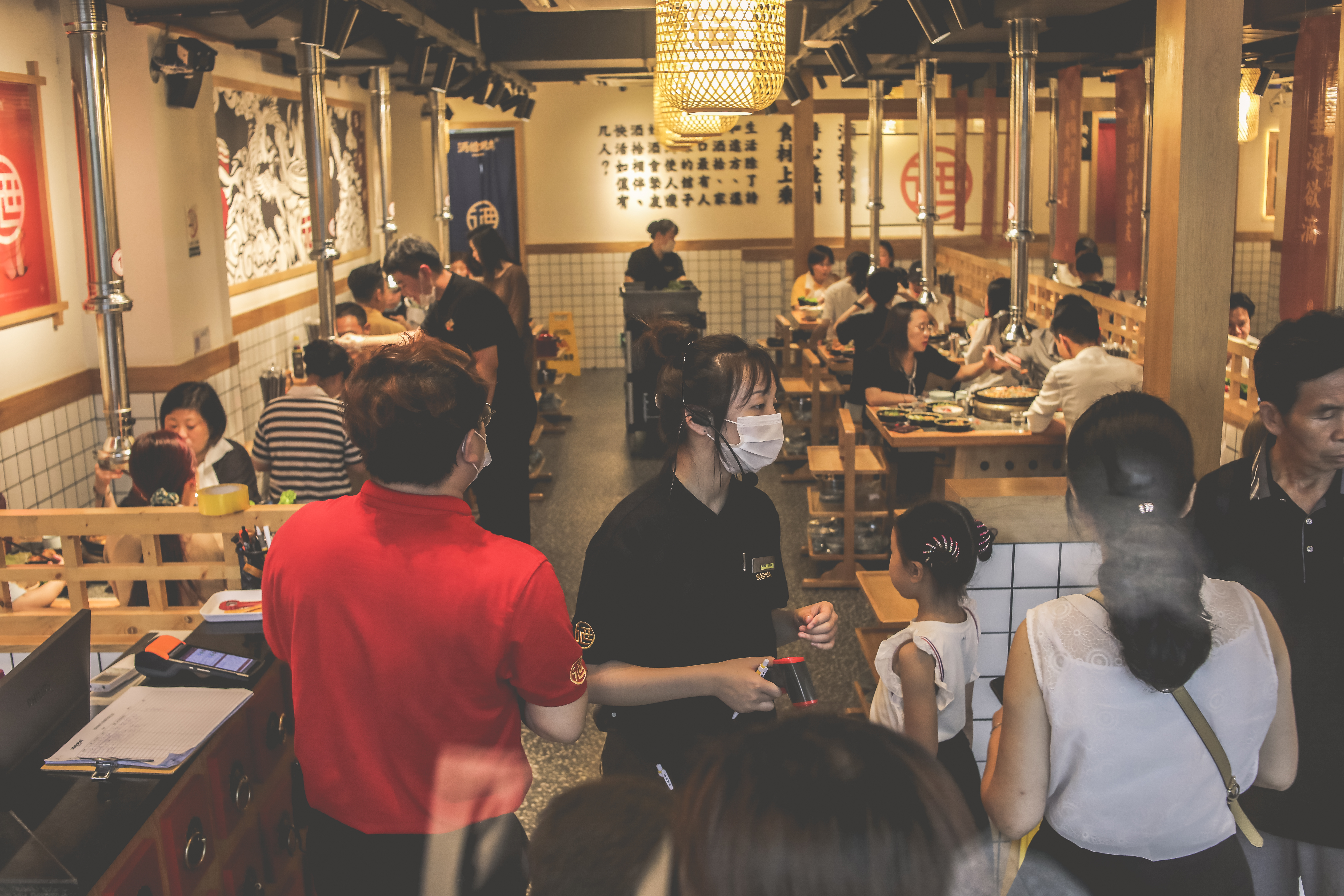 夜间经济下，生意火爆的酒拾烤肉