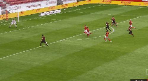 德甲大黑马5-0迎来疯狂大胜!6400万射手王帽子戏法,54分升至第3