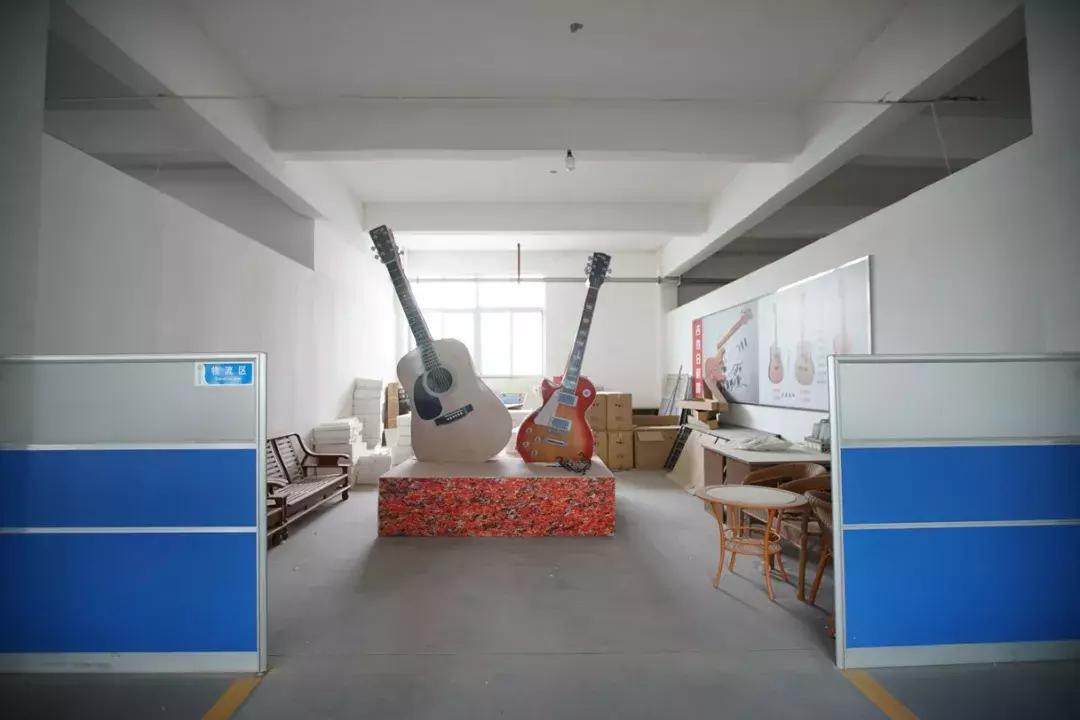 探访“网红”小镇:80万把乐器里的乡土经济学