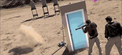 盘点电影中的花式开锁,电影中的一枪开锁在现实能做到么