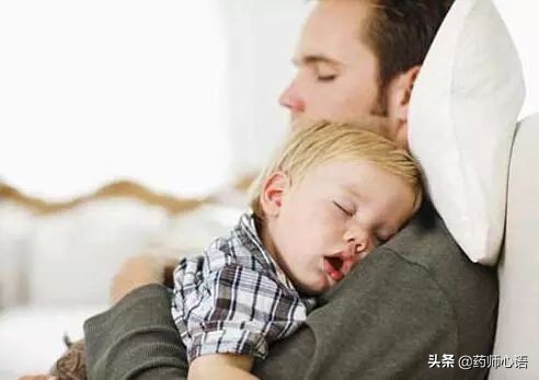 睡梦中感觉身体不舒服惊醒,睡梦中一惊一乍是怎么回事