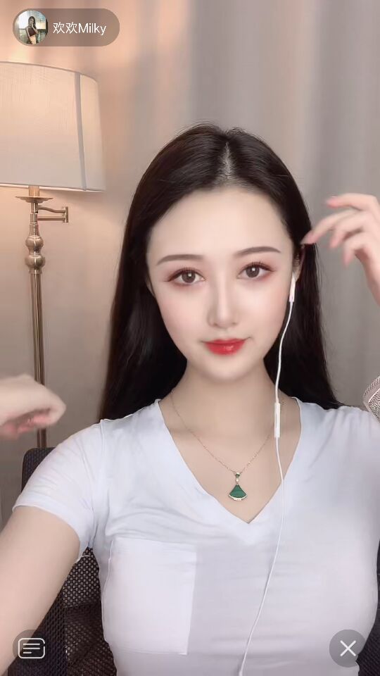 嵌上金饰、金丝的玻璃，让屋内充满金色阳光