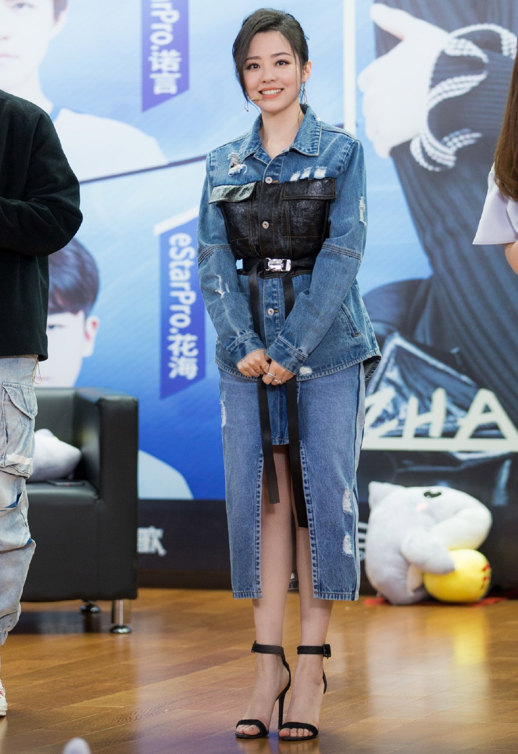 张靓颖波点透光衫,张靓颖暴瘦穿礼服裙