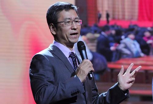 王朔评白岩松骨子里的做作 (王朔对白岩松的犀利点评)