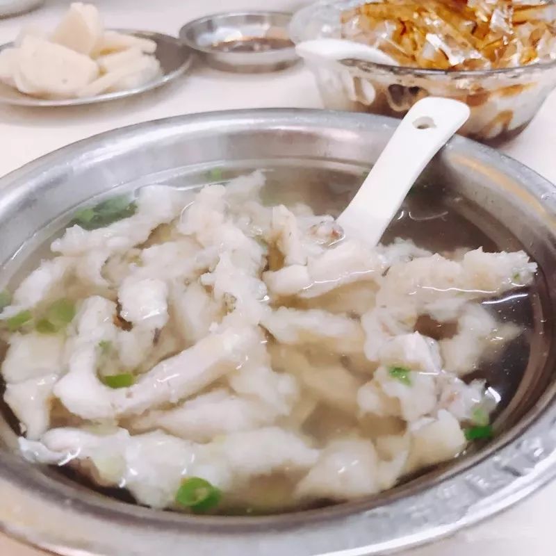 鱼丸小吃一般用什么鱼肉,鱼丸里面真的是有香精吗