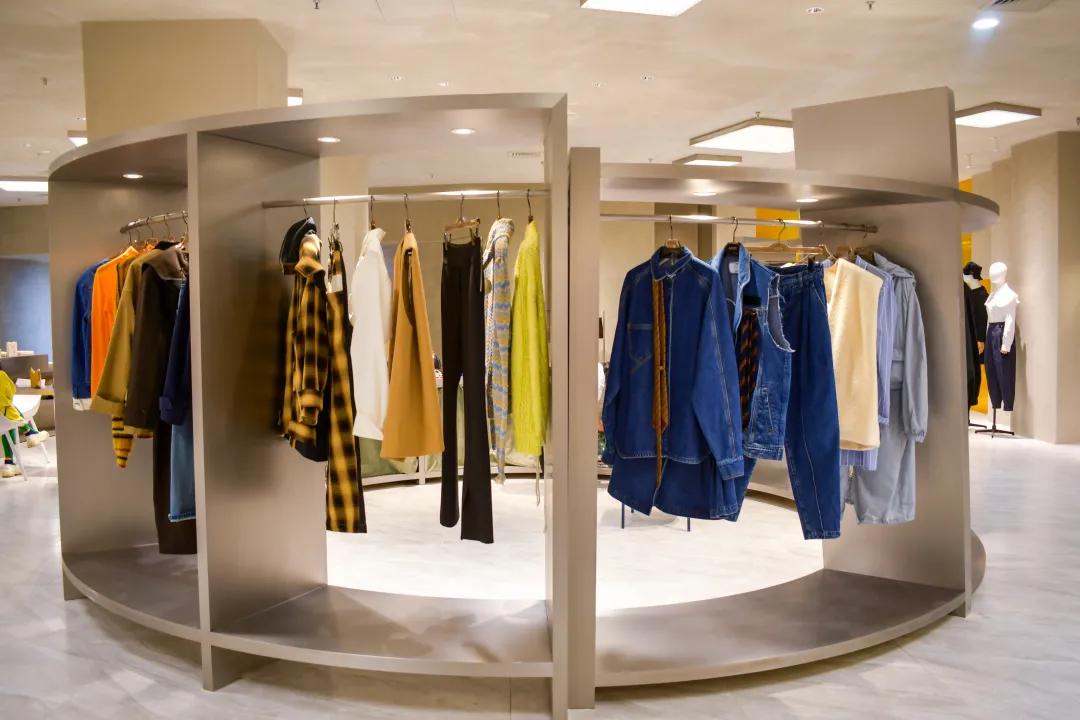 乌鲁木齐买手店有多酷？潮流搭配师坐镇，内藏咖啡吧，一秒出片