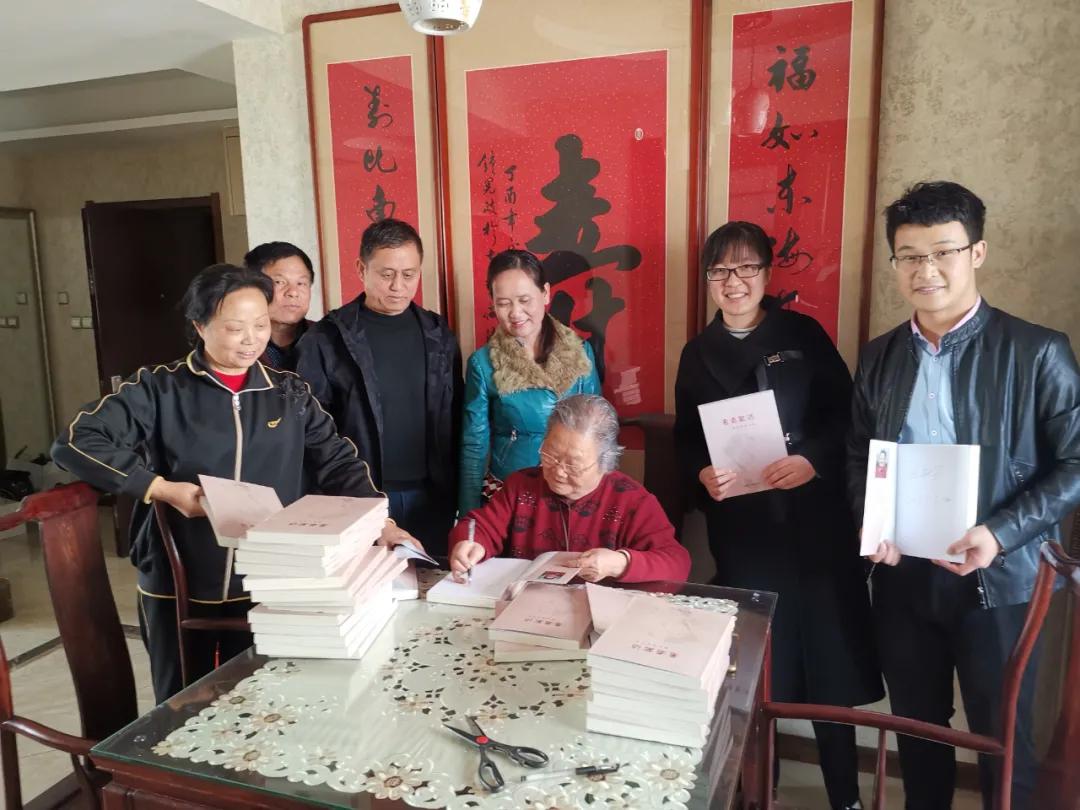 七十岁的老人怎么吹葫芦丝,十二岁小姑娘吹葫芦丝