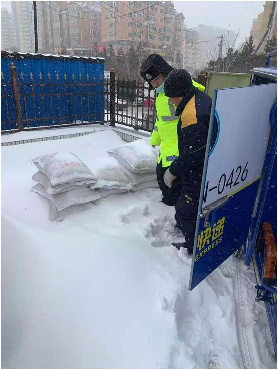 逆行坚守的快递小哥,暴雪逆行者的视频
