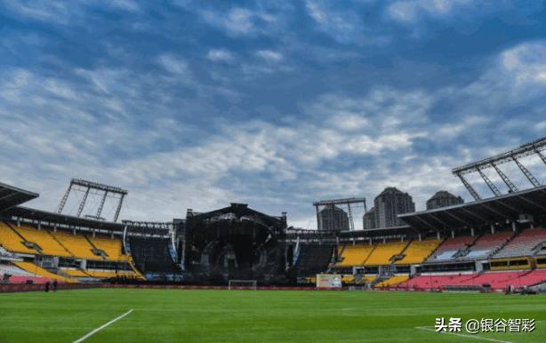 鸟巢可以容下几个足球场,鸟巢为什么不做成足球场