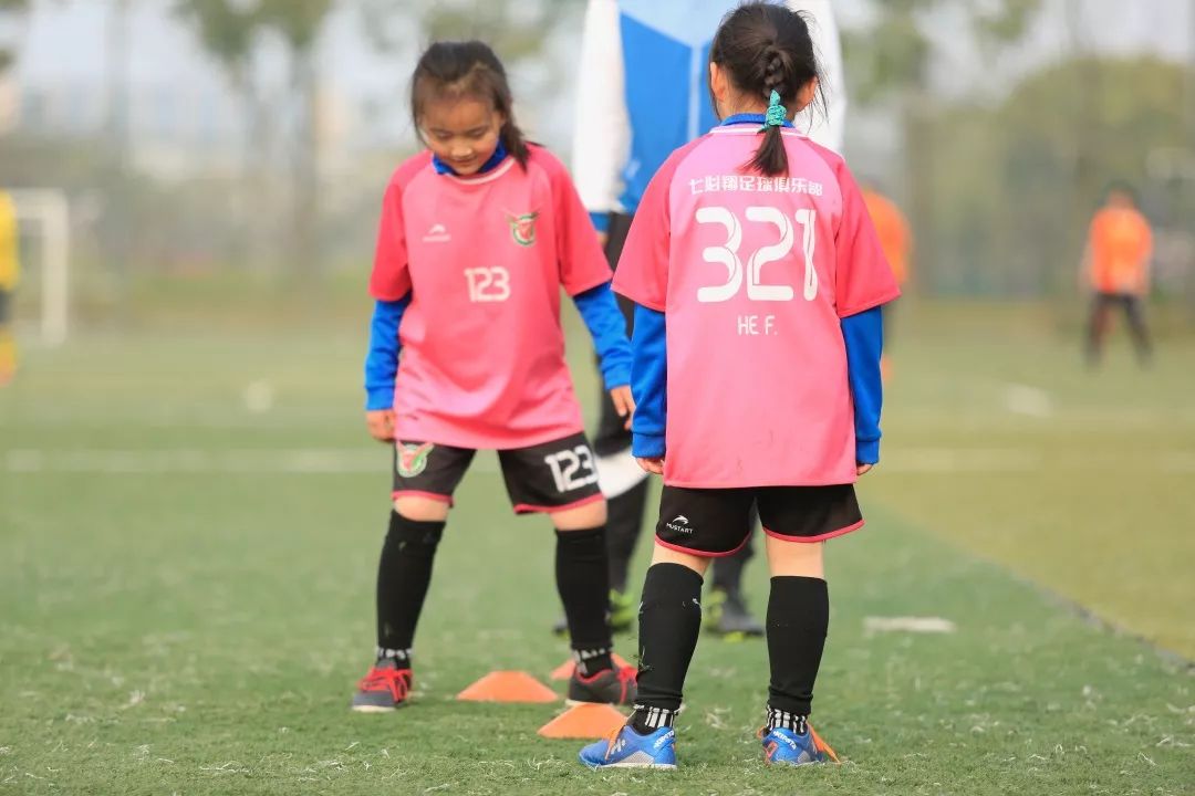 体汇+小小运动员风云榜｜双胞胎姐妹花的足球之旅