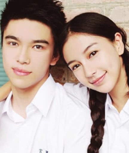 杨颖半蹲和小朋友合照,杨颖学生袜