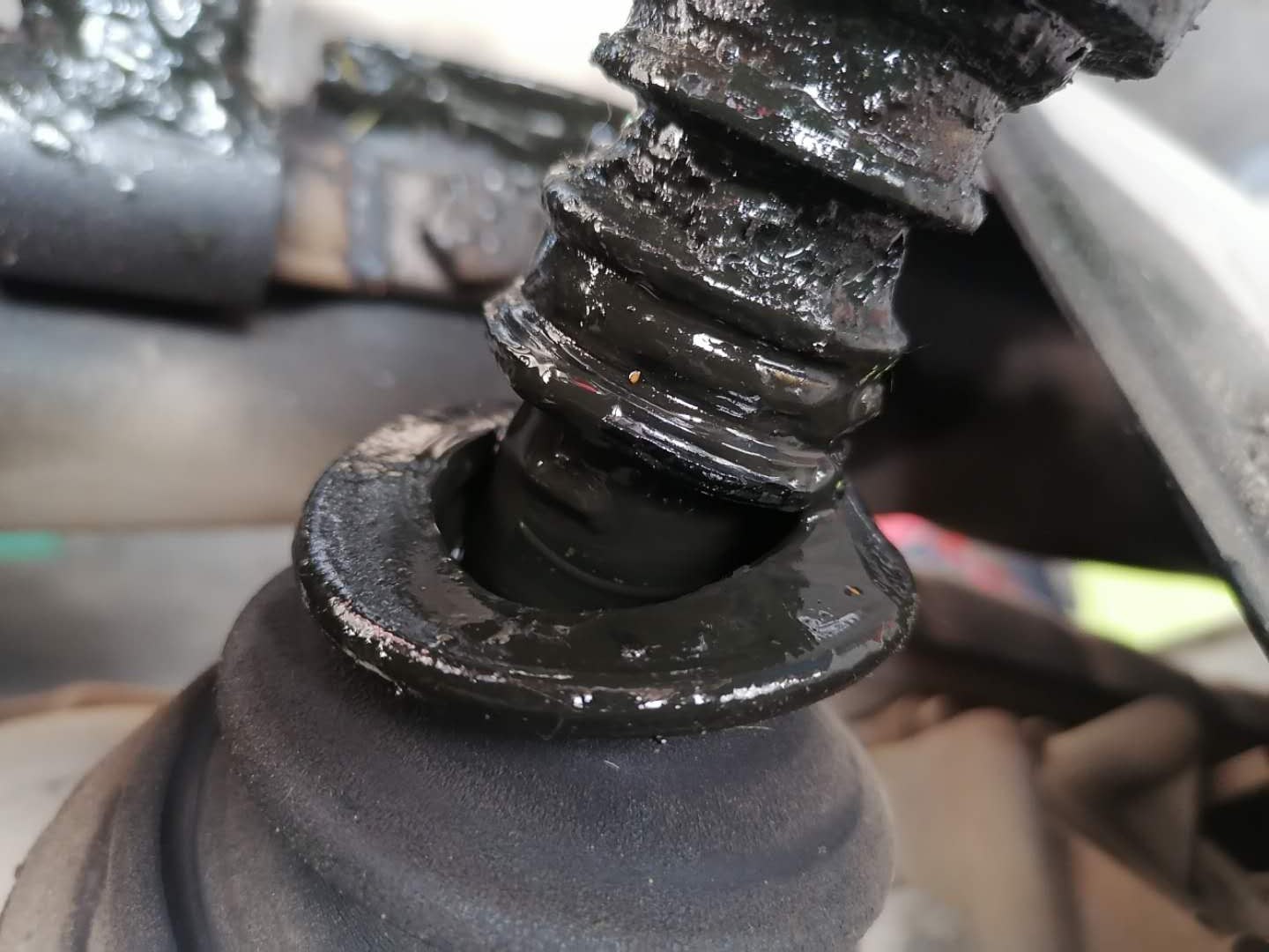 奇骏半轴球笼漏油的后果,奇骏半轴球笼坏了