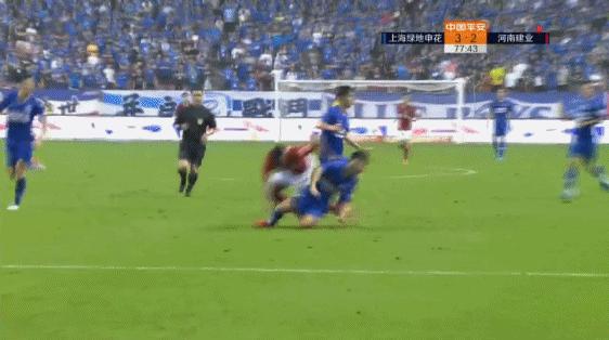 面对犯规这名裁判选择了转身背对事发地！中超何时才能公平竞赛