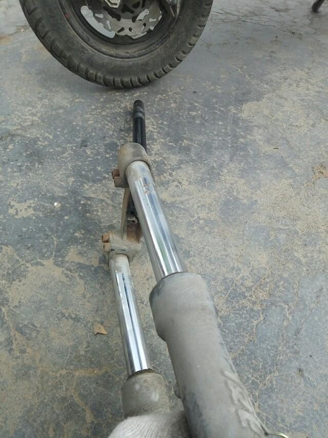 简易款电动车前叉前后晃动怎么修,电动车前叉变形怎么撬回去