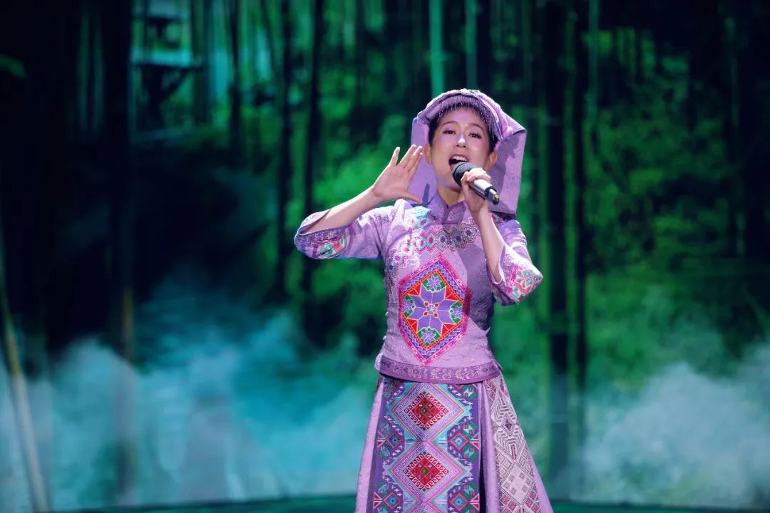 音乐会不按套路出牌：小毕哥现场吃起了大米饭，谢大脚跟着大爷学犁地