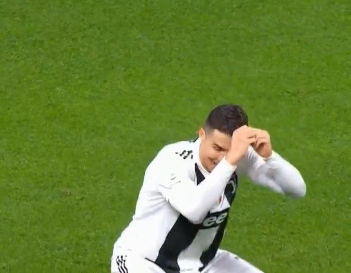 谜题解开,c罗进球后霸气回应动作