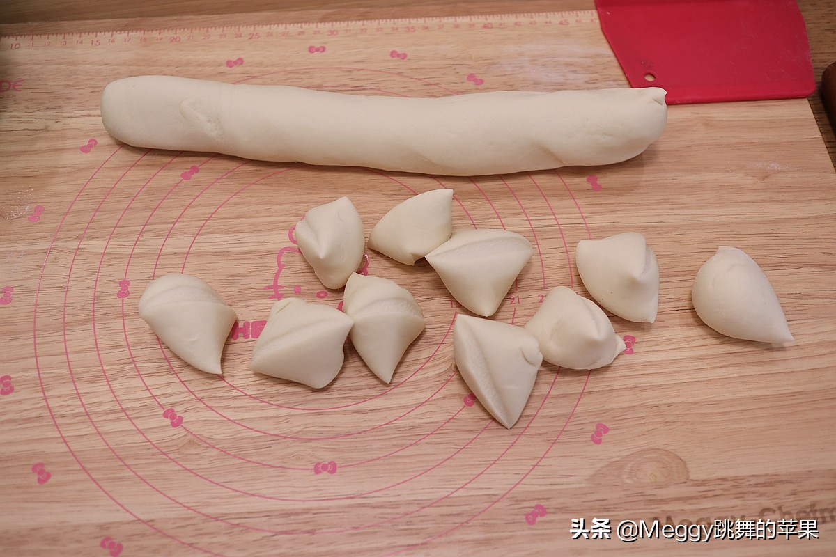 春天必吃的春笋酱肉包子，一锅16个全进肚了，抹抹嘴还没解馋