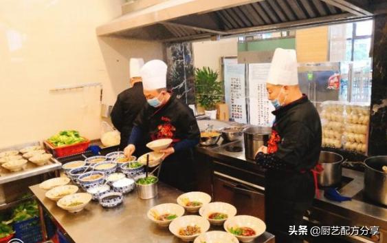 重庆生意火爆的苍蝇面馆子,解放碑附近的重庆小面馆