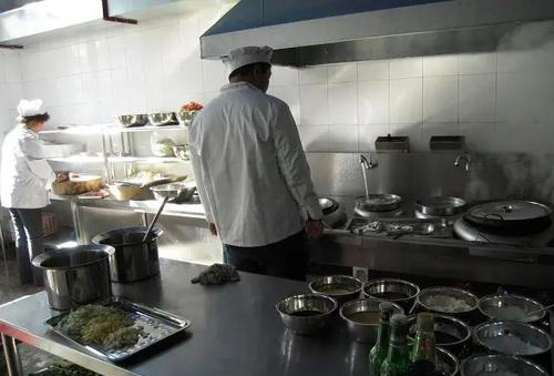 农村小伙养了十只黑鸡,回乡养本地黑鸡的90后小伙