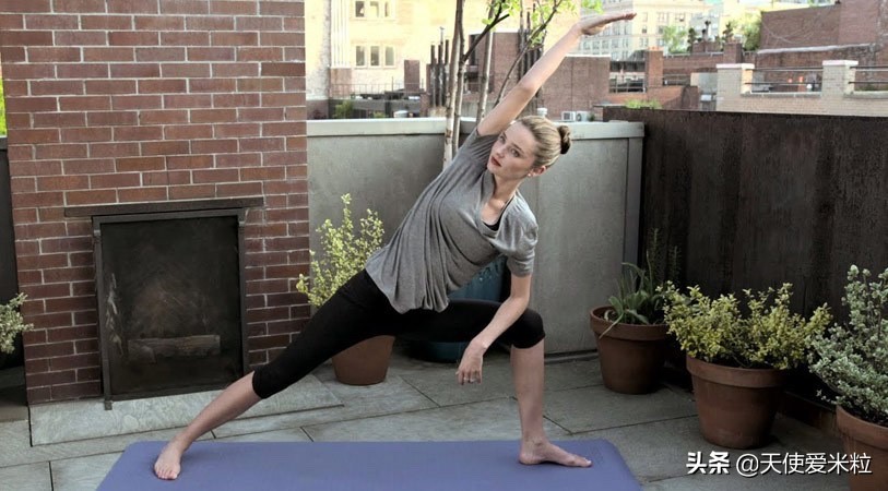 米兰达可儿挺孕肚出街四胎,米兰达可儿怀三胎图片