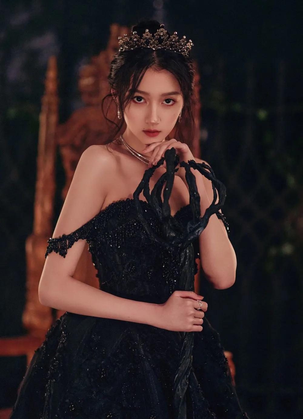 莫非仙女下凡?关晓彤暗黑古堡大片惹人心动