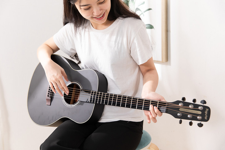 我用这把吉他，圆了青*梦春**