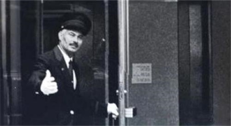 逆袭成功！他拉35年的大门，退休时公司送了他份意想不到的贺礼