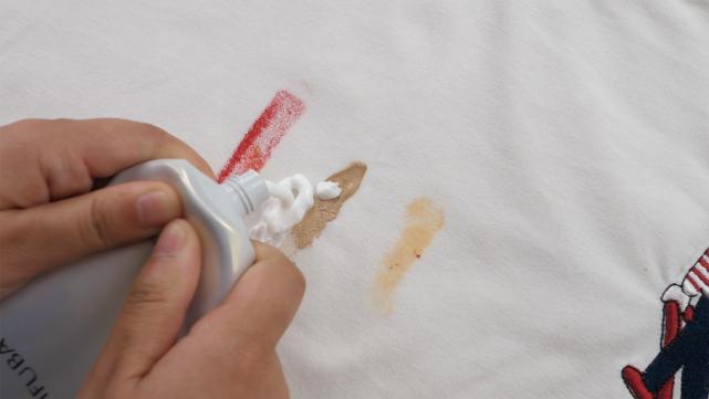 污渍糖浆沾衣服上，教您成本不到5毛钱，衣服恢复白净和新的一样