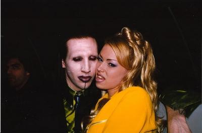 凉了！好莱坞巨星诱奸虐待11人，警察包围豪宅，被业界彻底抛弃