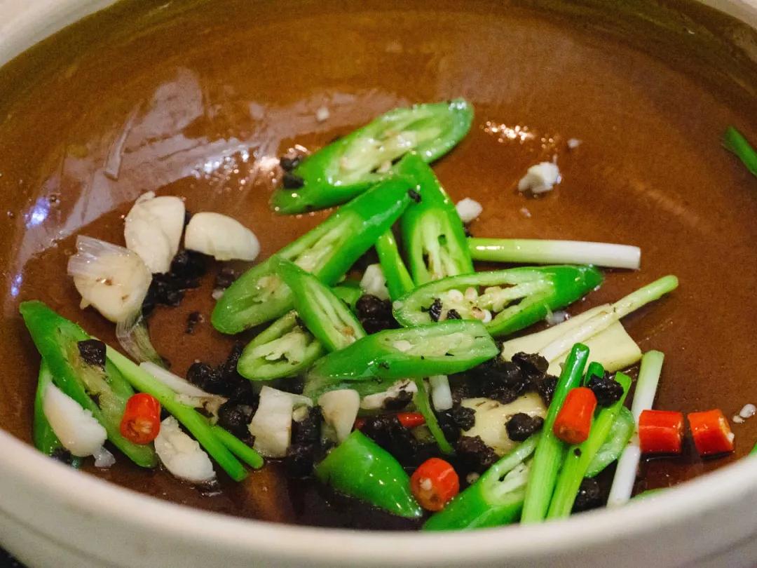 砂锅可以做焗菜吗,砂锅焗大虾花蛤金针菇