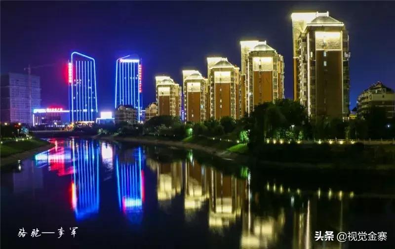 金寨城市夜晚霓虹灯璀璨,金寨山城夜景美景