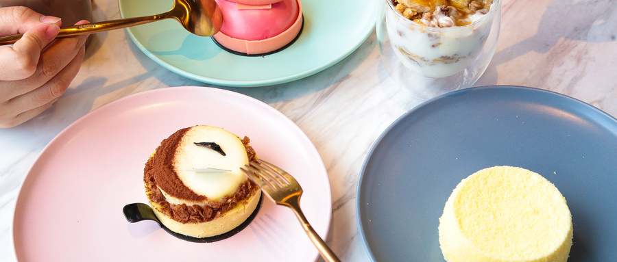 苍蝇在食物上爬过食物还能不能吃,苍蝇在食物中发生的事