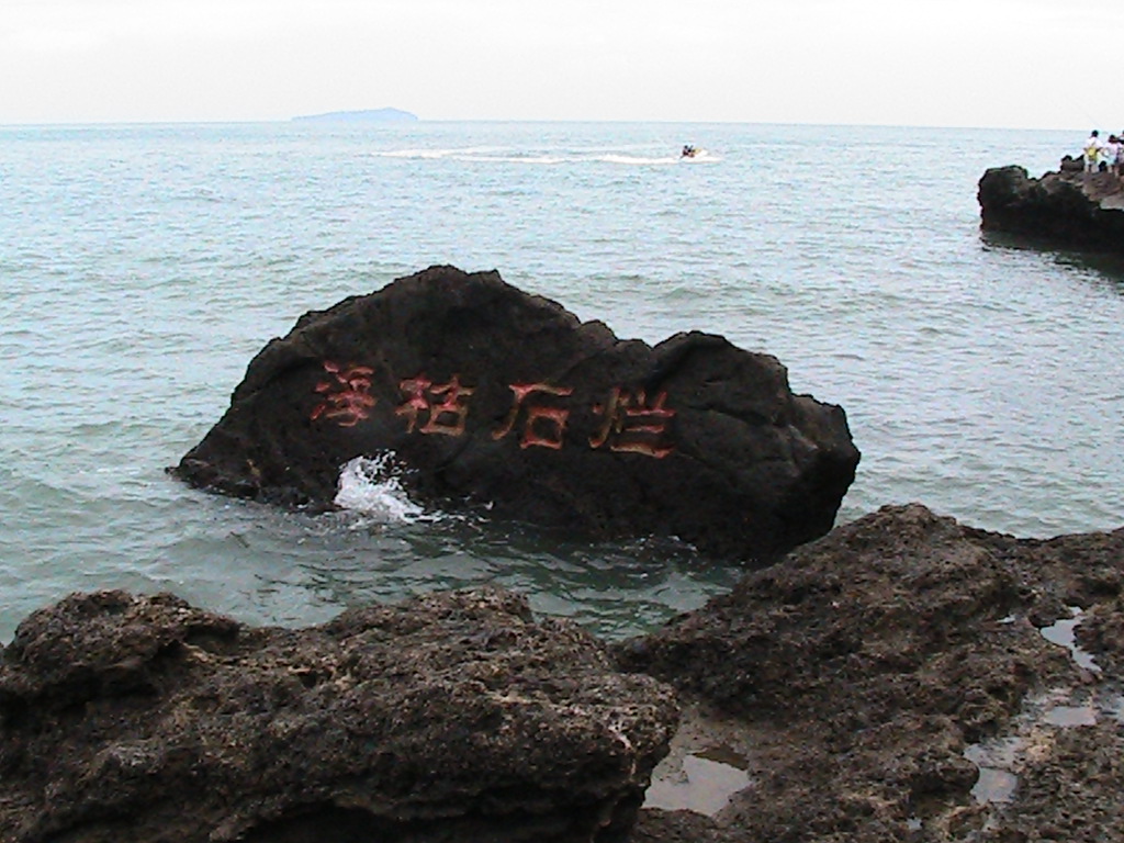 带着孙女去海边,奶奶带着小孙女在北海涠洲岛玩