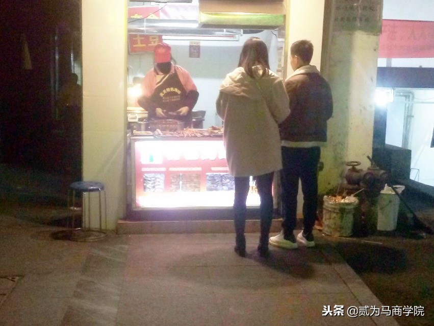 她专烤大猪蹄子,开店7年每天收入6000元