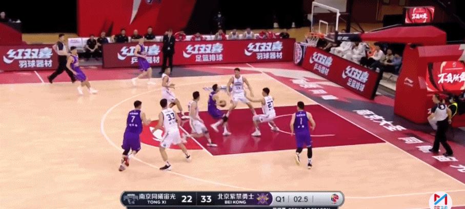 侯逸凡23分李根“踢裆”被驱逐北控大胜同曦迎来赛季首胜